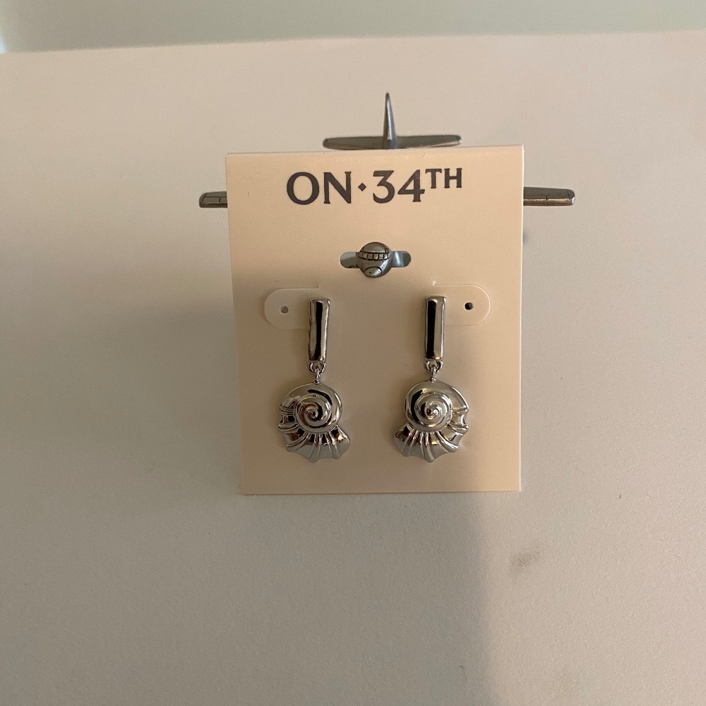 ON-34TH Shell Earrings - Picture 4 of 5